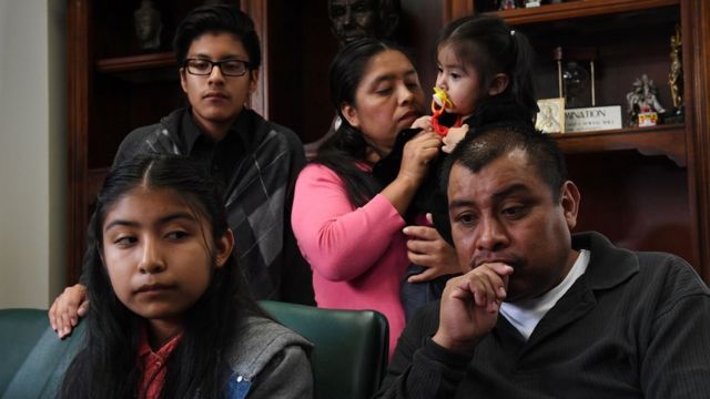 Una familia de inmigrantes en Estados Unidos a la espera de una entrevista con su abogado