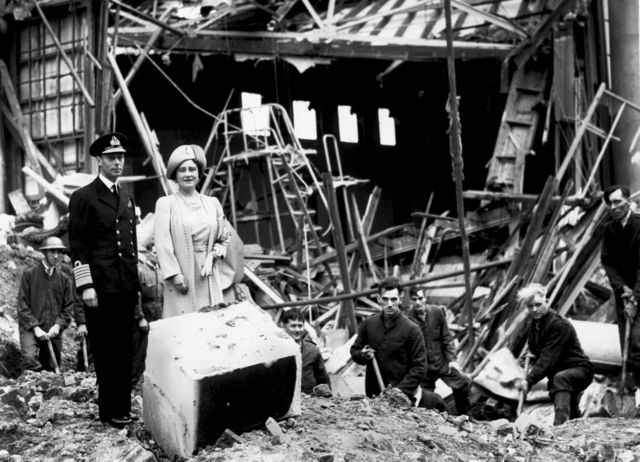 Los reyes entre partes del palacio derruidas por bombardeos alemanes