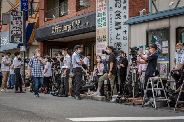2022 年 7 月 9 日に奈良で行われた選挙運動中に襲撃された安倍晋三元首相が移送されている奈良医科大学病院の外に集まるメディアのメンバー。