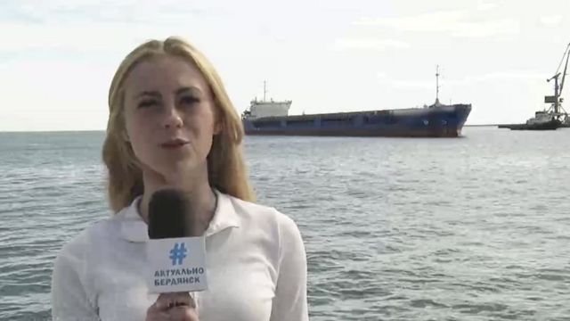 أظهر تقرير إخباري على تليغرام، السفينة وهي تتحرك من ميناء برديانيسك