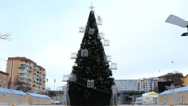 Новорічні ялинки України: які вони і що символізують - BBC News Україна