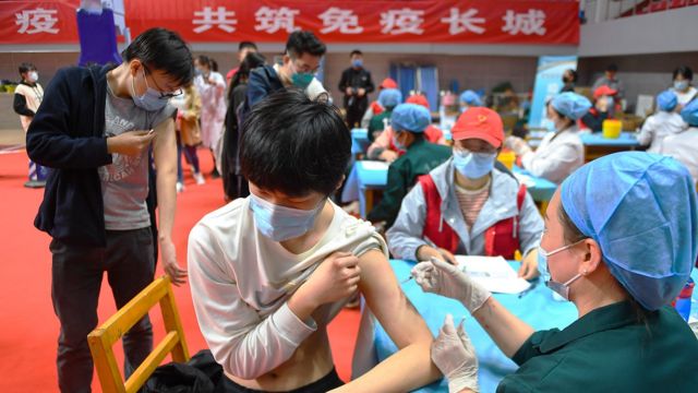 Students at a Chinese university are being vaccinated against the new crown.