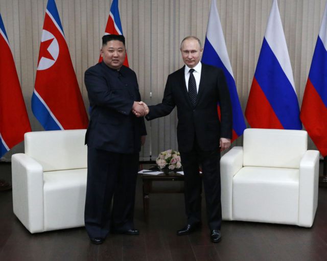 Kim Jong-un e Vladimir Putin se cumprimentando