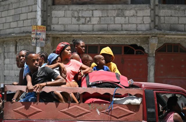 Haitianos siendo evacuados de Puerto Príncipe, Haití, por la violencia en la capital en agosto de 2023.