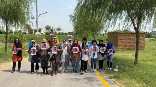 زنان معترض به اظهارات نماینده ویژه آمریکا در مورد تعامل با طالبان