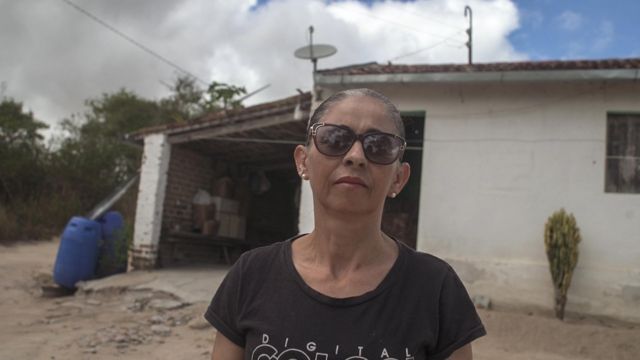 Edna Pereira em frente a sua casa