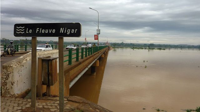 L'Autorité du bassin du fleuve Niger redoute des inondations pires que celles de 2012 et s'était d'ailleurs inquiétée début septembre de la montée des eaux.