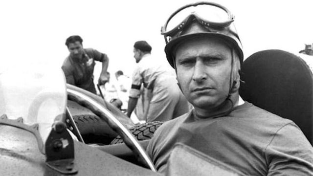 O piloto Fangio no cockpit