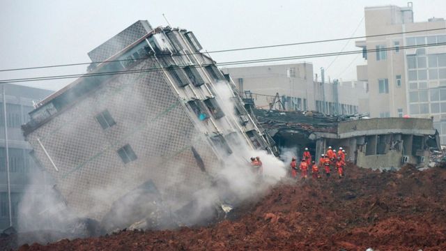 土砂崩れで大きく傾いた建物