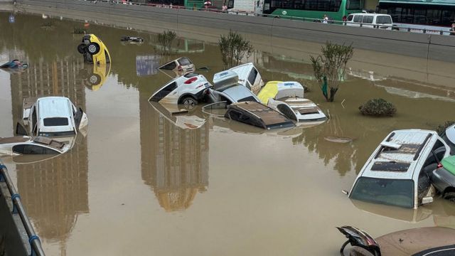 ঝেংঝুর বন্যায় ভেসে যাওয়া গাড়ি - ২১শে জুলাই ২০২১