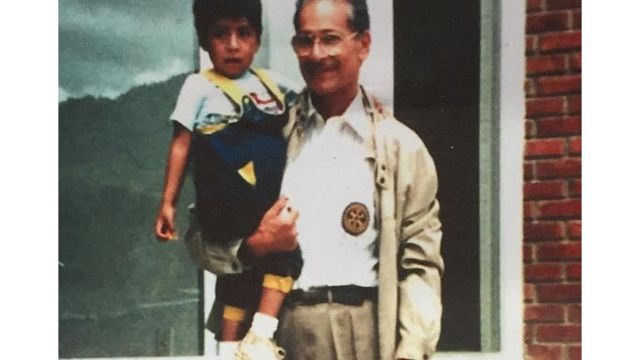 Luis Fermín Tenorio Cortez en los brazos de Gustavo Gross en 1991.