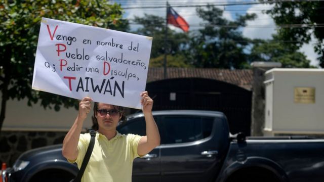 Hombre protestando en la embajada de El Salvador en agosto de 2018