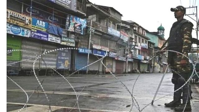 এক বছর ধরে কাশ্মীরে অবরুদ্ধ অবস্থা চলছে