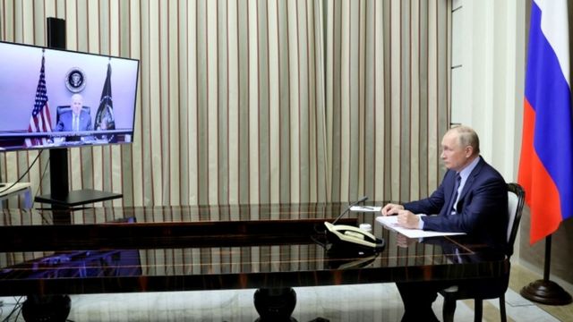 Le président russe Vladimir Poutine s'entretient avec le président américain Joe Biden par liaison vidéo à Sotchi, en Russie, le 7 décembre 2021