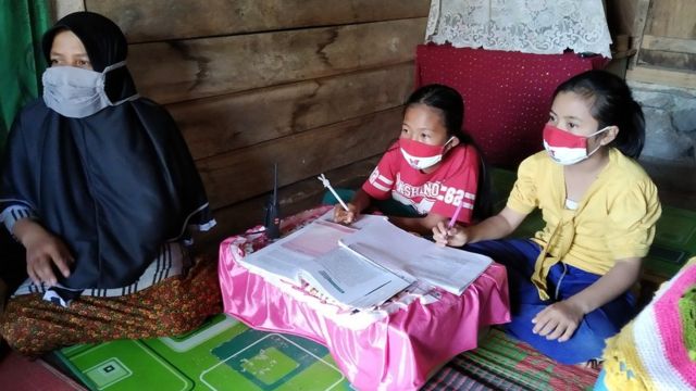 Sekolah Anak Sinyal Ponsel Sulit Diakses Guru Dan Murid Di Sumbawa