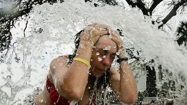 Mujer con chorro de agua. Misisipi, EE.UU, después del huracán Katrina.