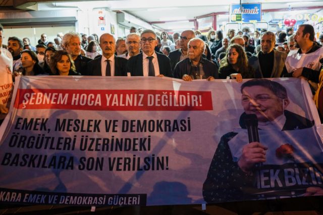 Fincancı'nın tutuklanmasını protesto için Ankara'da düzenlenen bir gösteri 