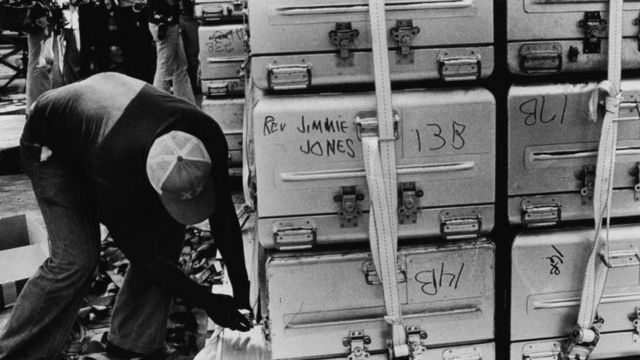 Os caixões das vítimas de Jonestown, incluindo o de Jim Jones