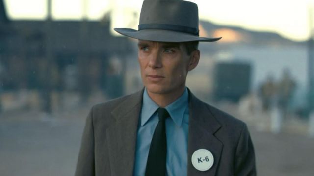 Cillian Murphy berperan sebagai Oppenheimer.