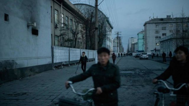 어둠이 내린 북한의 신의주 거리
