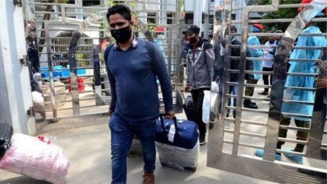 করোনাভাইরাস মহামারির কারণে বাংলাদেশে এসে আটকে পড়েন অনেক প্রবাসী।