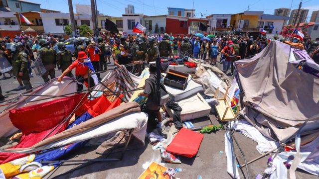 Los manifestantes destruyen campamentos improvisados de inmigrantes durante la protesta