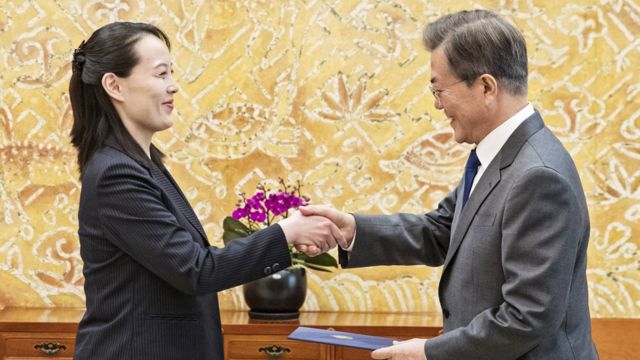 Kim Yo-jong (izq.) entrega una carta personal de Kim Jong-un al presidente de Corea del Sur, Moon Jae-in
