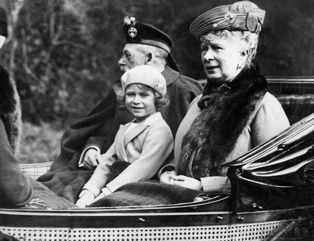 الأميرة إليزابيث مع جديها الملك جورج الخامس والملكة ماري في طريق العودة إلى بالمورال بعد حضور قداس في الكنيسة في كراثي القريبة في سبتمبر/أيلول 1932