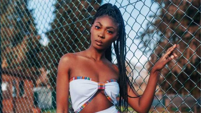 Una modelo usa la ropa diseñada por Bree Kotomah, cuya marca lleva por nombre Boresa Kotomah.