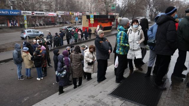 أشخاص مصطفون خارج بنك في ألماتي عاصمة كازاخستان