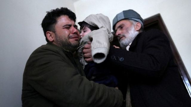 Hamid Safi, el taxita de 29 años que encontró a Sohail Ahmadi en el aeropuerto, llora al entregar al bebé a su abuelo.
