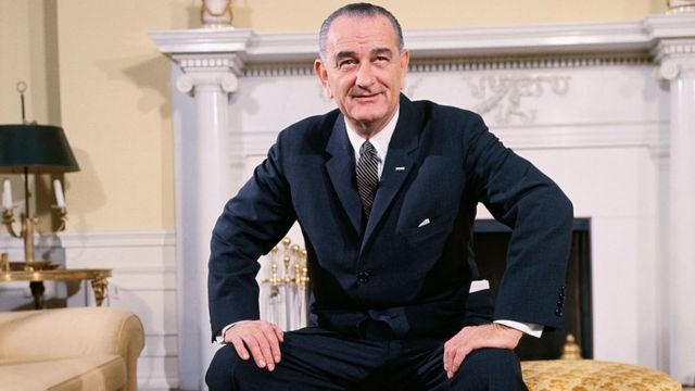Lyndon B. Johnson dans le bureau ovale