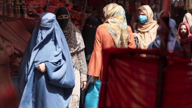 Mulheres em mercado de Cabul