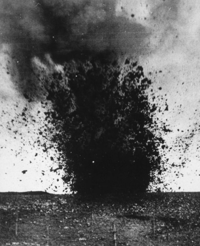 Un obús pesado explotando durante la batalla.