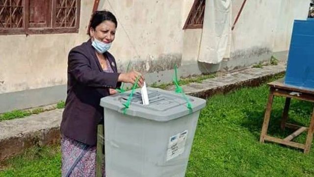 लुम्बिनी प्रदेशको राष्ट्रिय सभा सदस्य निर्वाचनमा मतदान गर्दै