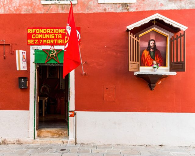 La puerta abierta de la sede del partido de izquierda italiano Rifondazione Comunista, ubicada en Venecia.