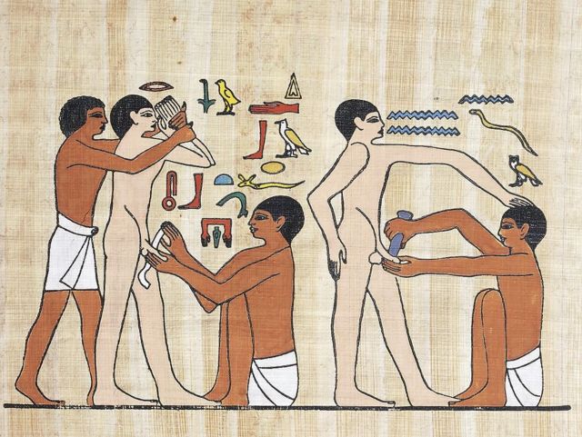 Escena de circuncisión en el antiguo Egipto representada en un papiro.