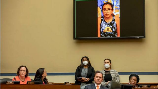 ميا سيريللو، الطفلة الناجية من حادثة إطلاق النار في مدرسة روب الابتدائية في اوفالدي تدلي بشهادة مسجلة أمام جلسة استماع في مجلس النواب الأمريكي.