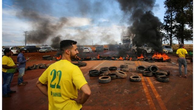 Apoiadores de Jair Bolsonaro em protesto na rodovia BR-251
