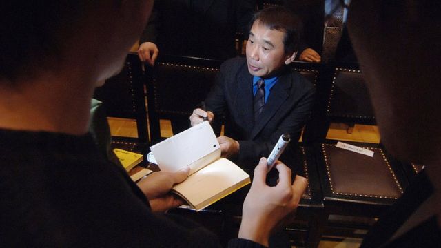 Haruki Murakami firmando autógrafos.