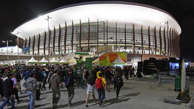 Aficionados ingresan al estadio de baloncesto