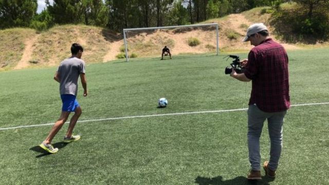 Santiago López juega al fútbol en la cancha que construyó en su casa