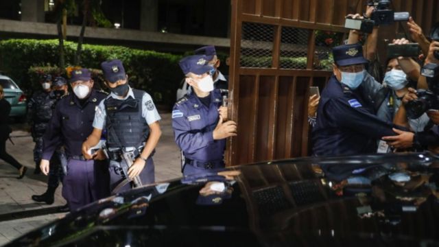 Policías permitieron la entrada de los nuevos magistrados a las instalaciones de la CSJ.