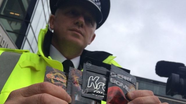 Policial mostra "drogas legais"