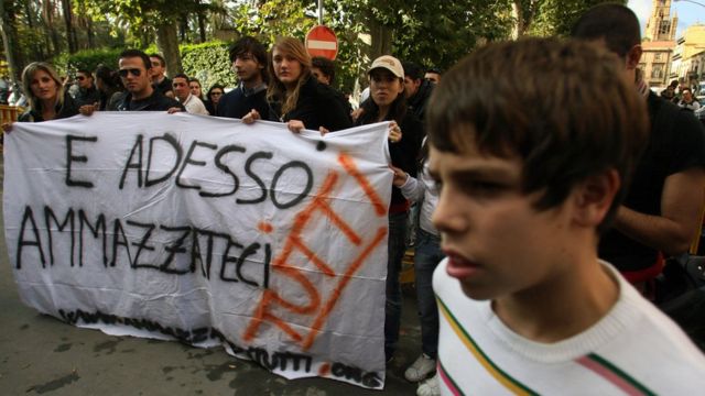 Los activistas anti-mafia llevan una pancarta con la leyenda "Y ahora mátenos a todos nosotros"