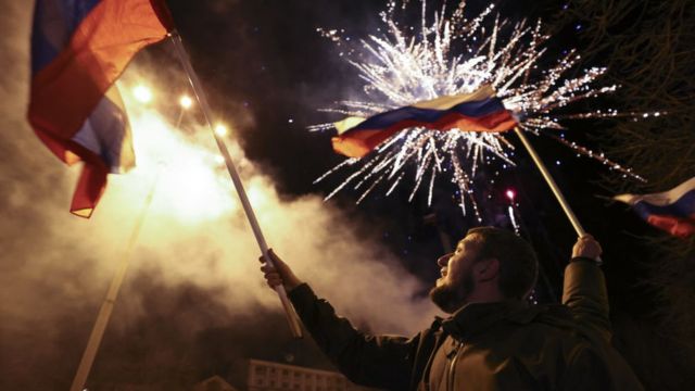 Moradores da cidade de Donetsk comemoram o reconhecimento formal da independência da República de Donetsk por Putin