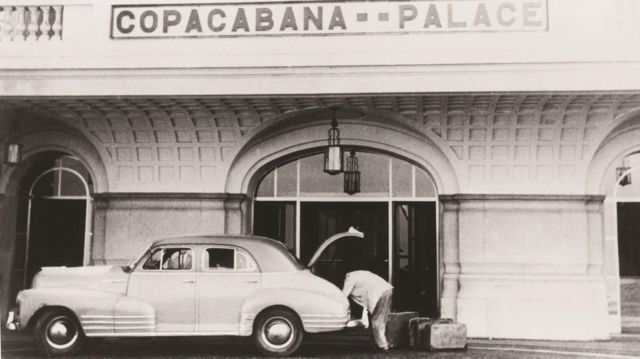 Fachada do hotel Copacabana Palace em foto histórica