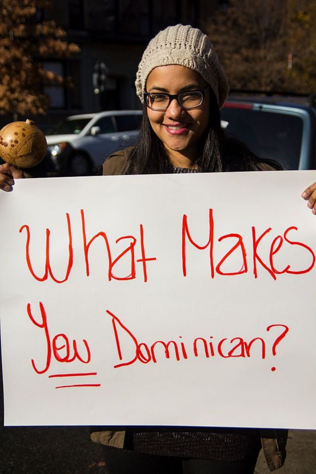 Mujer perteneciente a la comunidad dominicana protesta contra la decisión del Tribunal Constitucional de República Dominicana de 2013 que desnacionalizó a los descendientes de inmigrantes haitianos indocumentados de forma retroactiva hasta 2019. Foto del 16 de noviembre de 2013 en Nueva York.