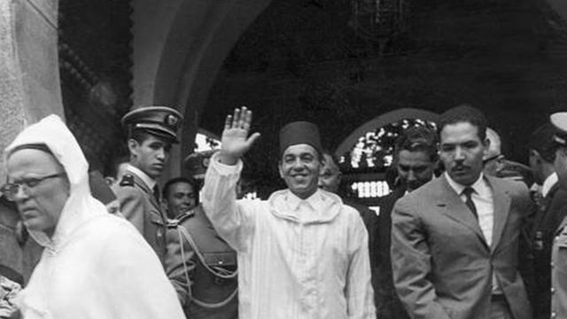 الملك الحسن الثاني في زيارة لباريس عام 1963 وعلى يمينه الكولونيل أحمد الدليمي