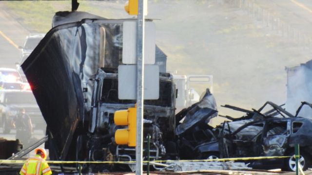 Un camión incinerado luego de un accidente de tránsito cerca a Denver, Colorado